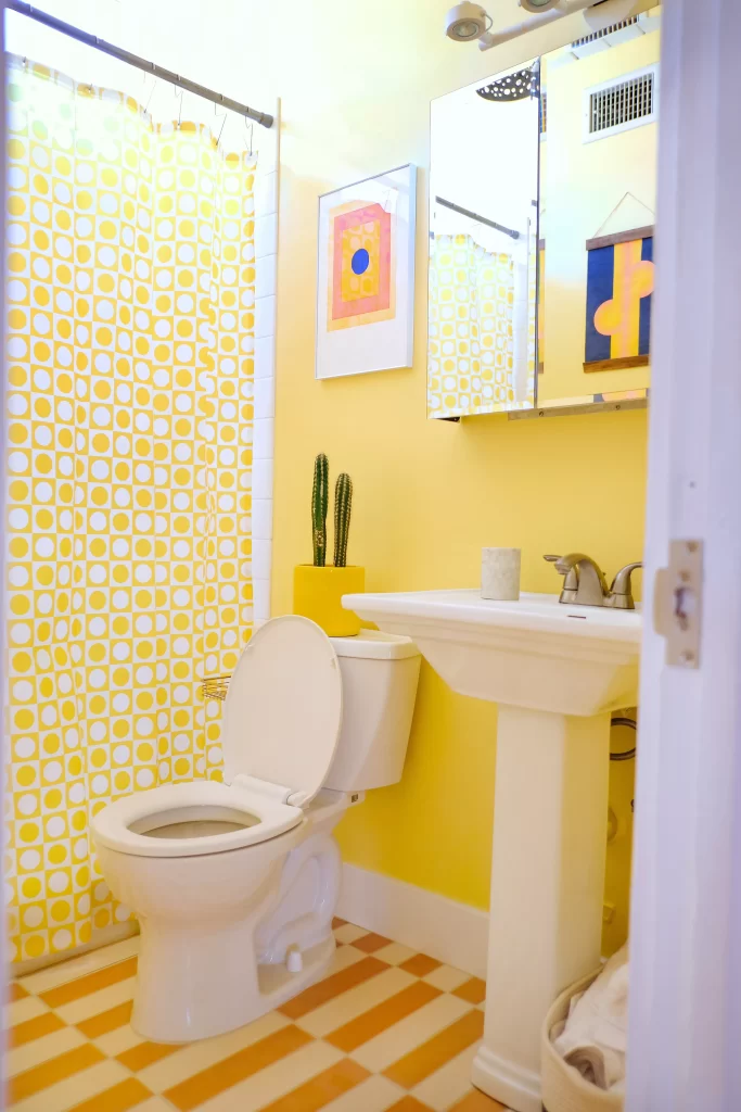 14 ideas de baños amarillos brillantes y divertidos