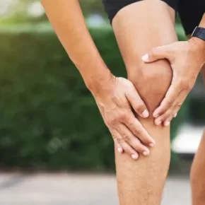 біль у колінах